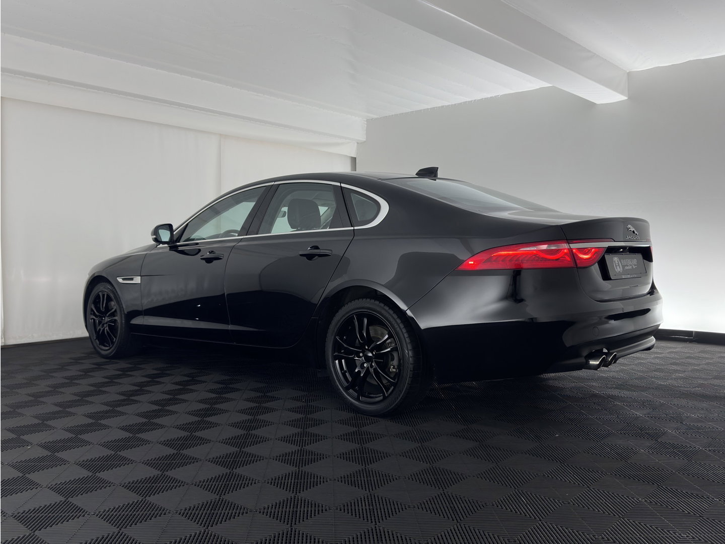 Jaguar XF 2.0d Prestige *AUT | LEATHER | XENON | SPORTSEATS | CAMERA | PRIVACY-GLASS | SHIFTPADDLES | NAVI-FULLMAP | ECC | PDC | CRUISE | 19''ALU*