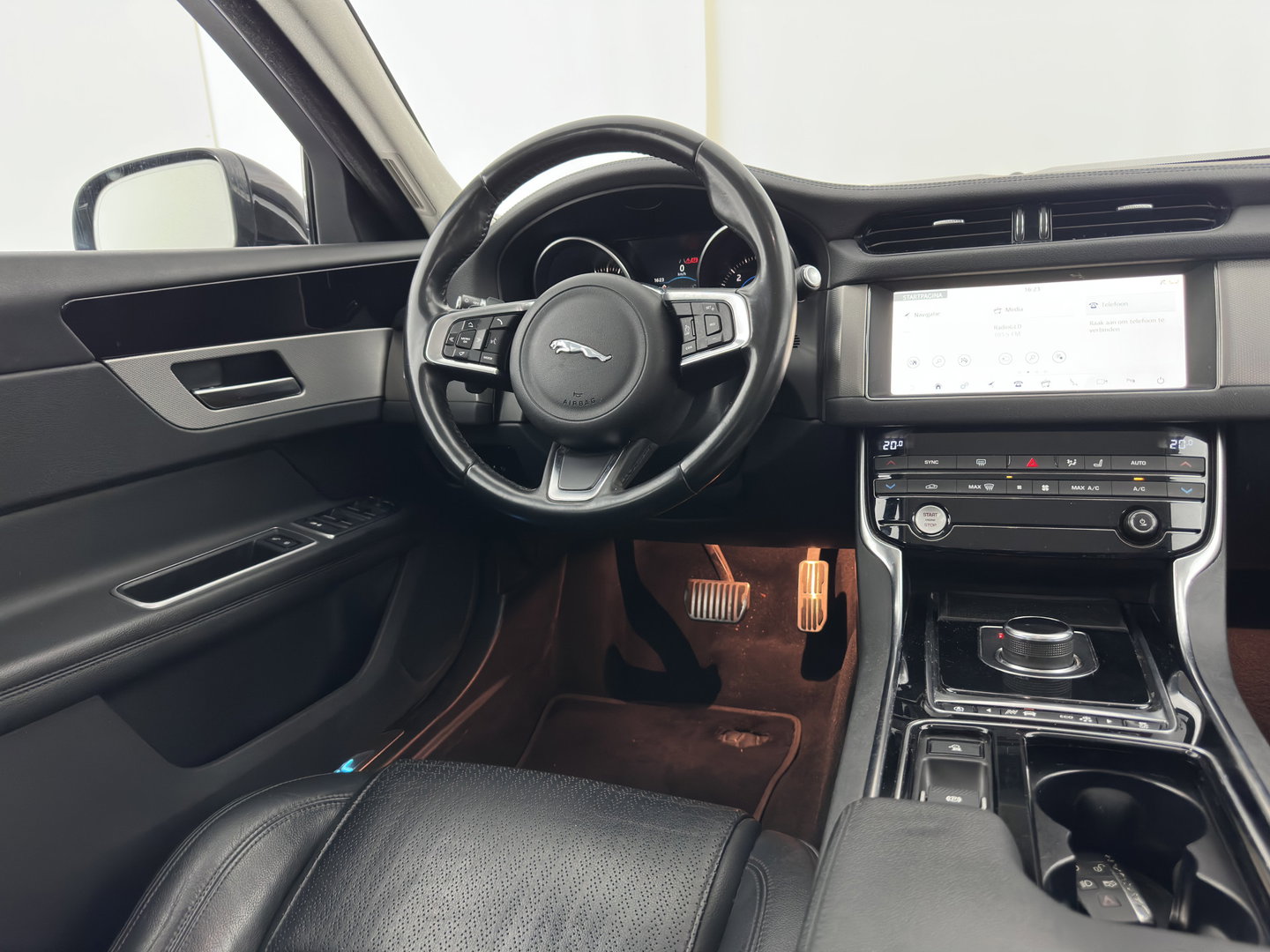 Jaguar XF 2.0d Prestige *AUT | LEATHER | XENON | SPORTSEATS | CAMERA | PRIVACY-GLASS | SHIFTPADDLES | NAVI-FULLMAP | ECC | PDC | CRUISE | 19''ALU*