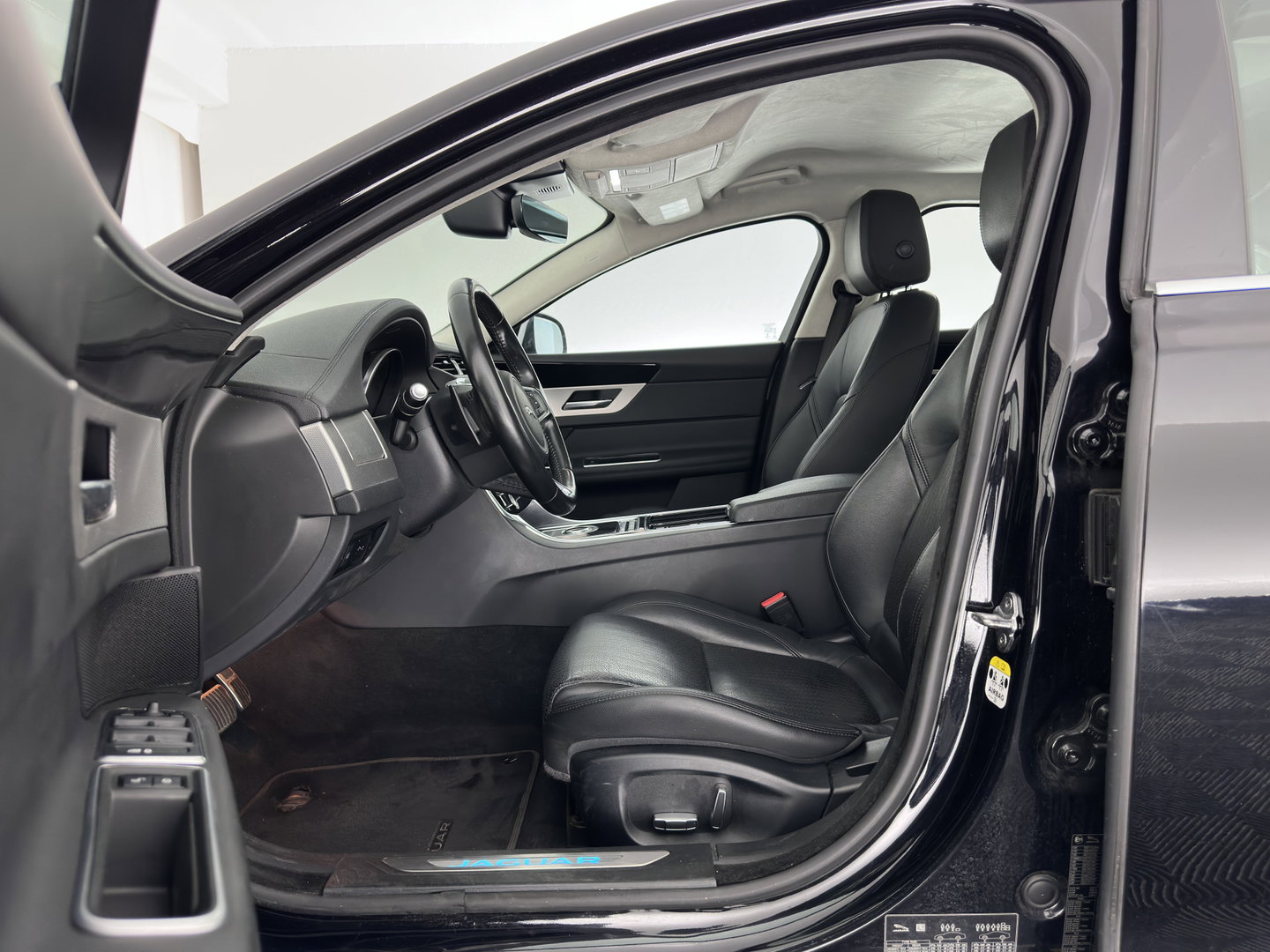 Jaguar XF 2.0d Prestige *AUT | LEATHER | XENON | SPORTSEATS | CAMERA | PRIVACY-GLASS | SHIFTPADDLES | NAVI-FULLMAP | ECC | PDC | CRUISE | 19''ALU*