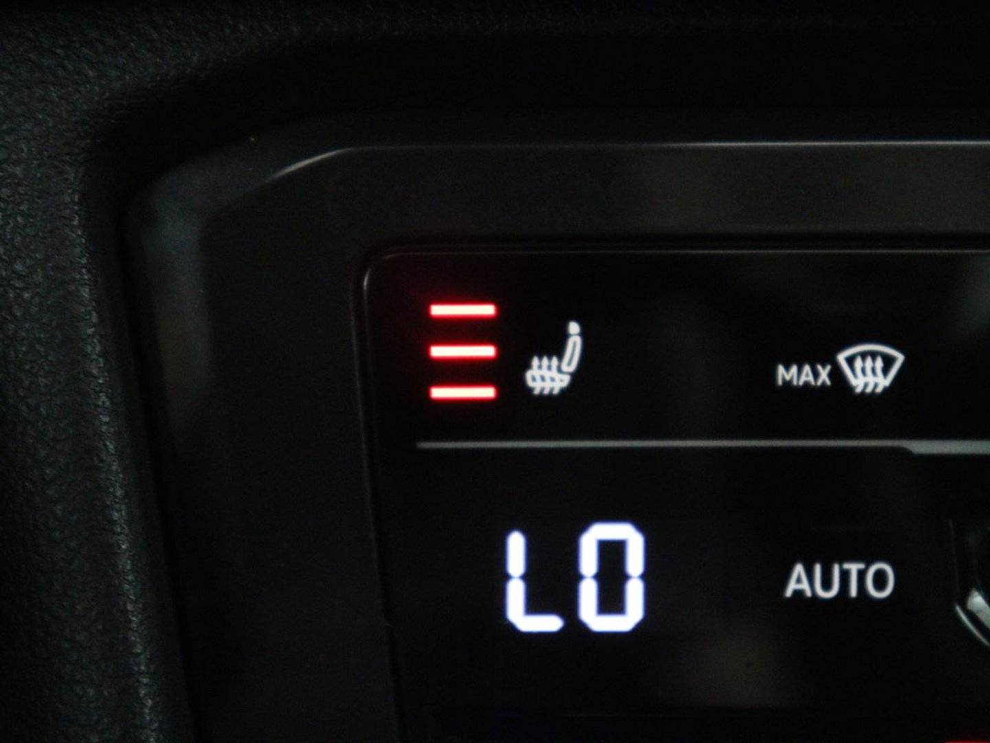 Volkswagen Tiguan 1.4 TSi PHEV R-Line Life Edition | SOH 91,0% | Panoramadak | Memory | Leder | Stuur/stoel verwarming | Adaptive cruise | Sfeerverlichting | 360 camera | Park assist | Carplay | Elektrische achterklep
