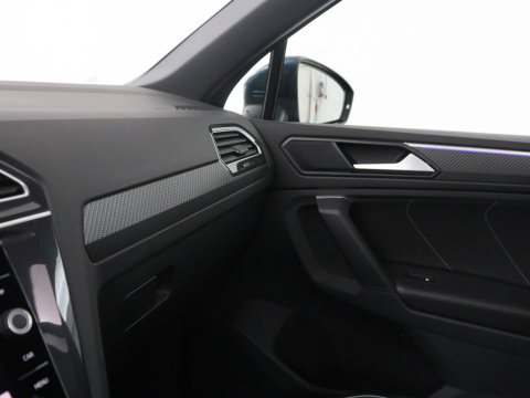 Volkswagen Tiguan 1.4 TSi PHEV R-Line Life Edition | SOH 91,0% | Panoramadak | Memory | Leder | Stuur/stoel verwarming | Adaptive cruise | Sfeerverlichting | 360 camera | Park assist | Carplay | Elektrische achterklep