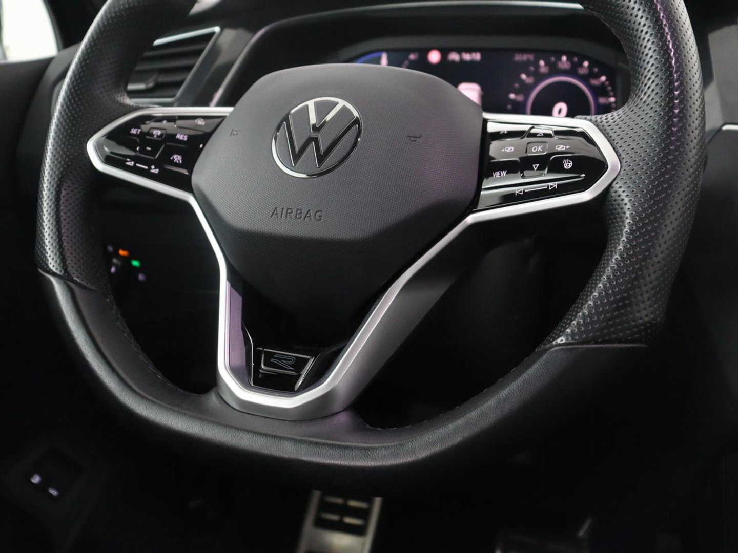 Volkswagen Tiguan 1.4 TSi PHEV R-Line Life Edition | SOH 91,0% | Panoramadak | Memory | Leder | Stuur/stoel verwarming | Adaptive cruise | Sfeerverlichting | 360 camera | Park assist | Carplay | Elektrische achterklep