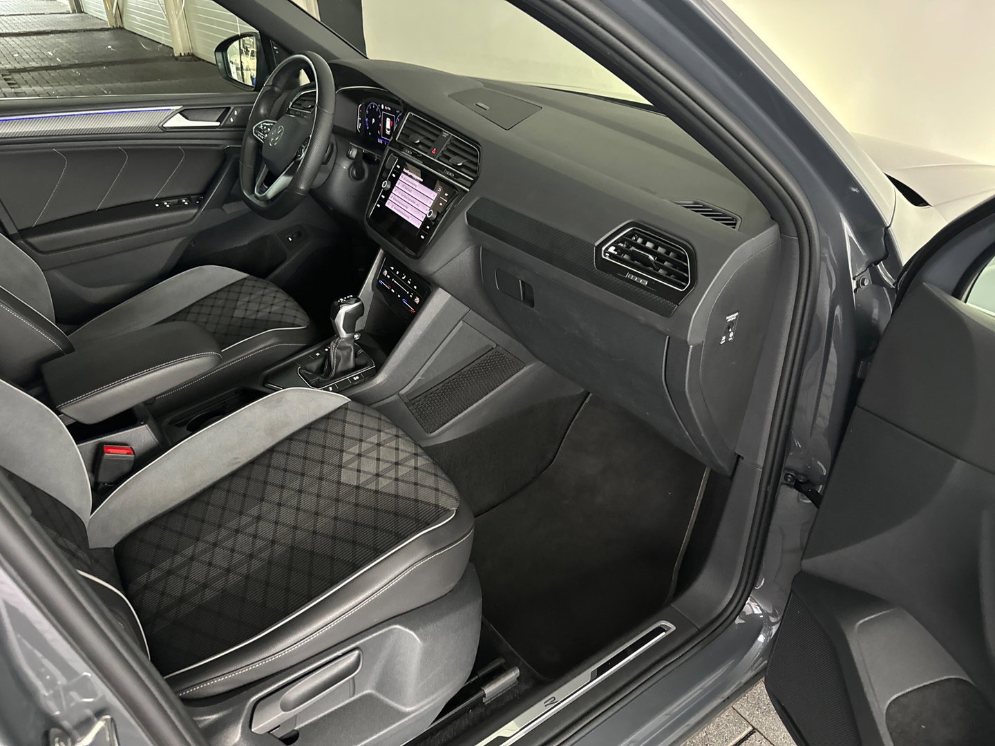 Volkswagen Tiguan 1.5 TSI R-Line Business IQ Lights|ACC|Sfeer|Lane Assist