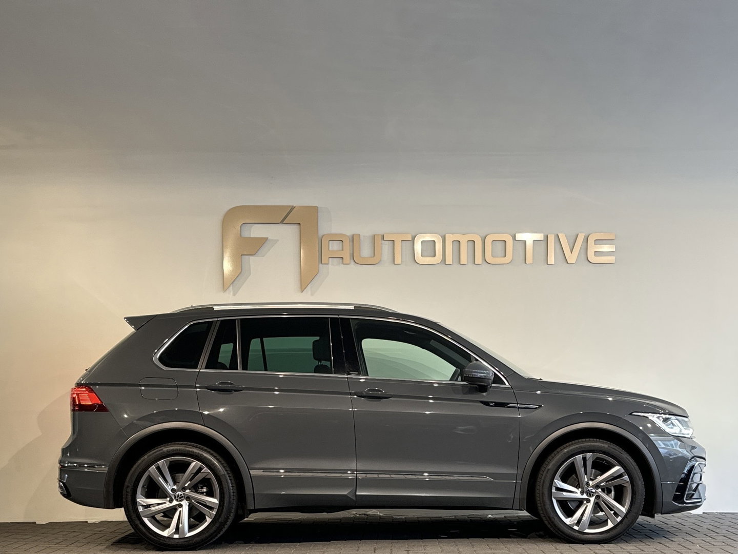 Volkswagen Tiguan 1.5 TSI R-Line Business IQ Lights|ACC|Sfeer|Lane Assist