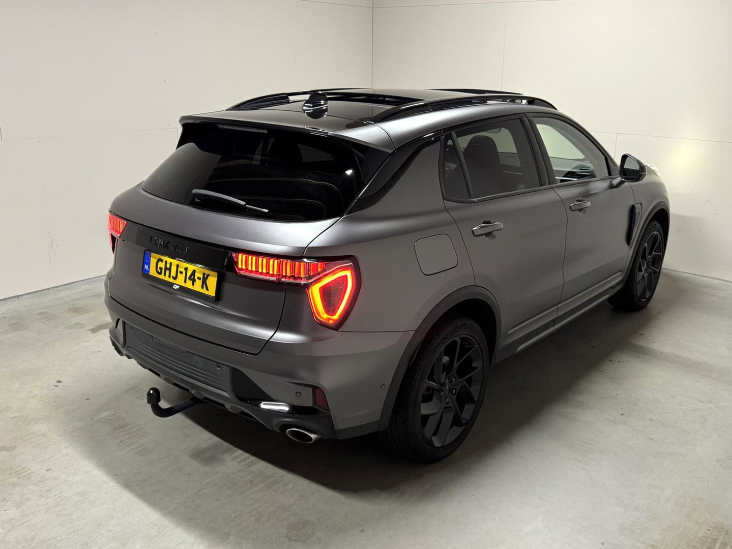 Lynk & Co 01 1.5 Plug-in Black Edition Mattgrijs Sfeerver. CarPlay 360°