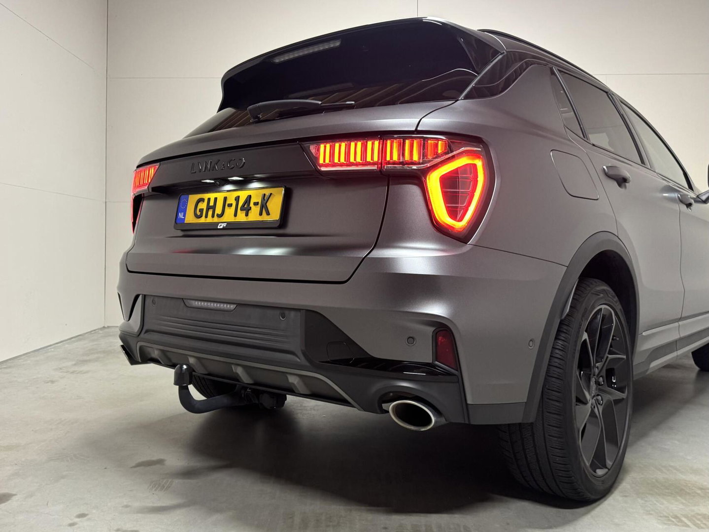 Lynk & Co 01 1.5 Plug-in Black Edition Mattgrijs Sfeerver. CarPlay 360°