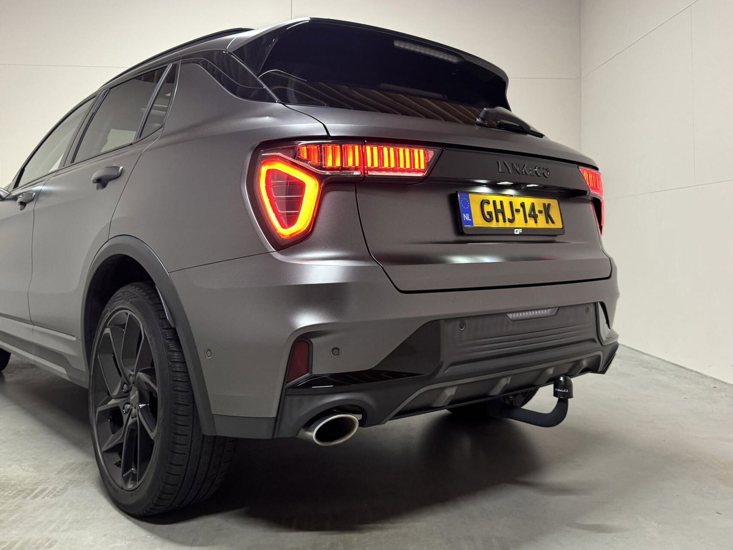 Lynk & Co 01 1.5 Plug-in Black Edition Mattgrijs Sfeerver. CarPlay 360°