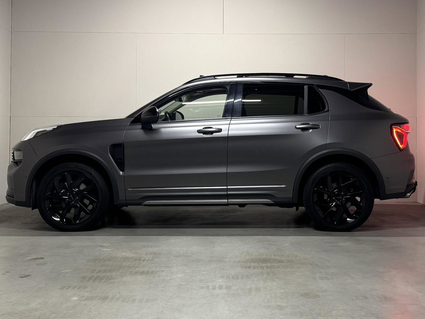 Lynk & Co 01 1.5 Plug-in Black Edition Mattgrijs Sfeerver. CarPlay 360°