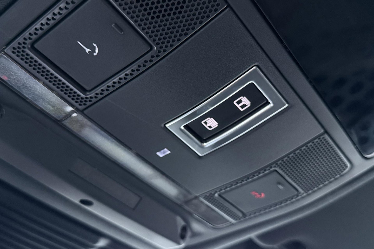 Land Rover Discovery Sport P270e Dynamic SE | Trekhaak | Meridian Surround | 360° Camera | Panoramadak | BLIS | ACC | 20 Inch