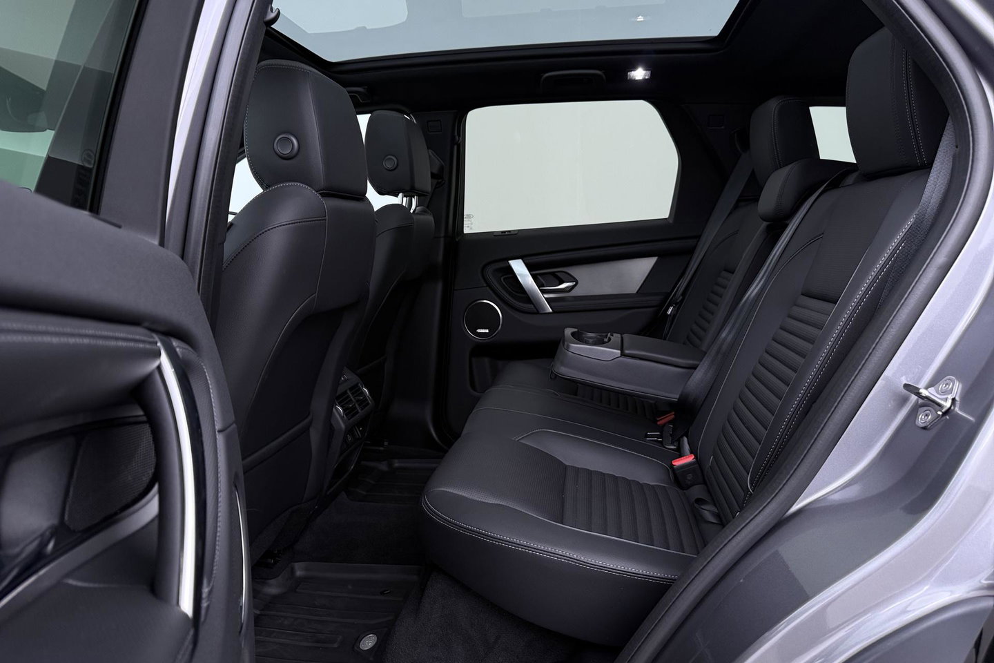 Land Rover Discovery Sport P270e Dynamic SE | Trekhaak | Meridian Surround | 360° Camera | Panoramadak | BLIS | ACC | 20 Inch