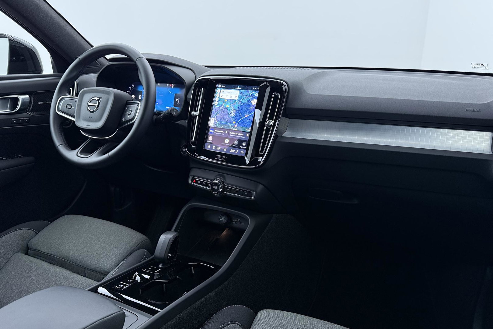 Volvo XC40 2.0 B3 Plus Black Edition | Harman/Kardon | Camera | Stoel+Stuurverwarming | Memory | Keyless | 20 Inch