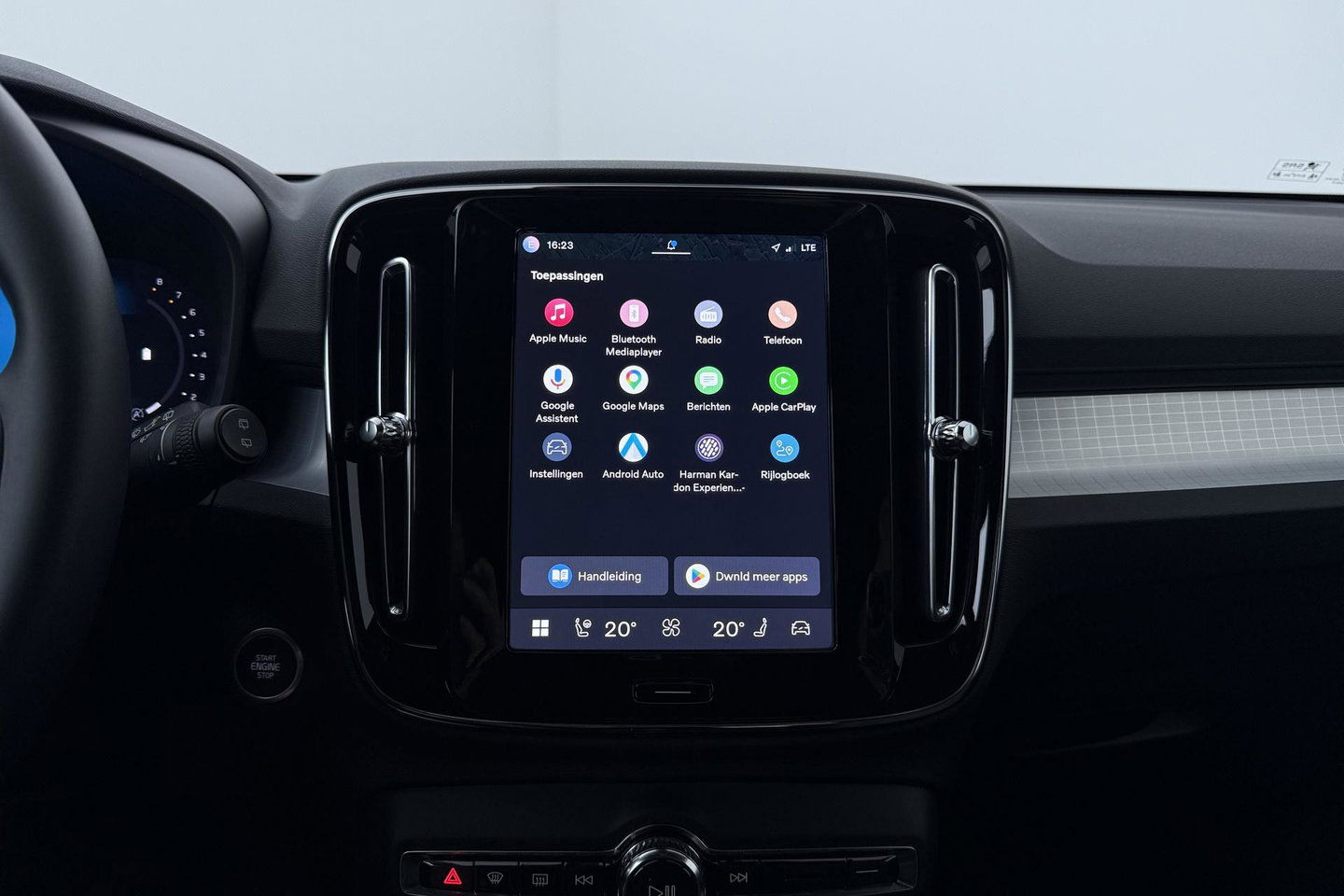 Volvo XC40 2.0 B3 Plus Black Edition | Harman/Kardon | Camera | Stoel+Stuurverwarming | Memory | Keyless | 20 Inch