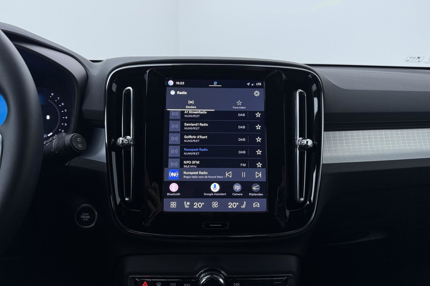 Volvo XC40 2.0 B3 Plus Black Edition | Harman/Kardon | Camera | Stoel+Stuurverwarming | Memory | Keyless | 20 Inch
