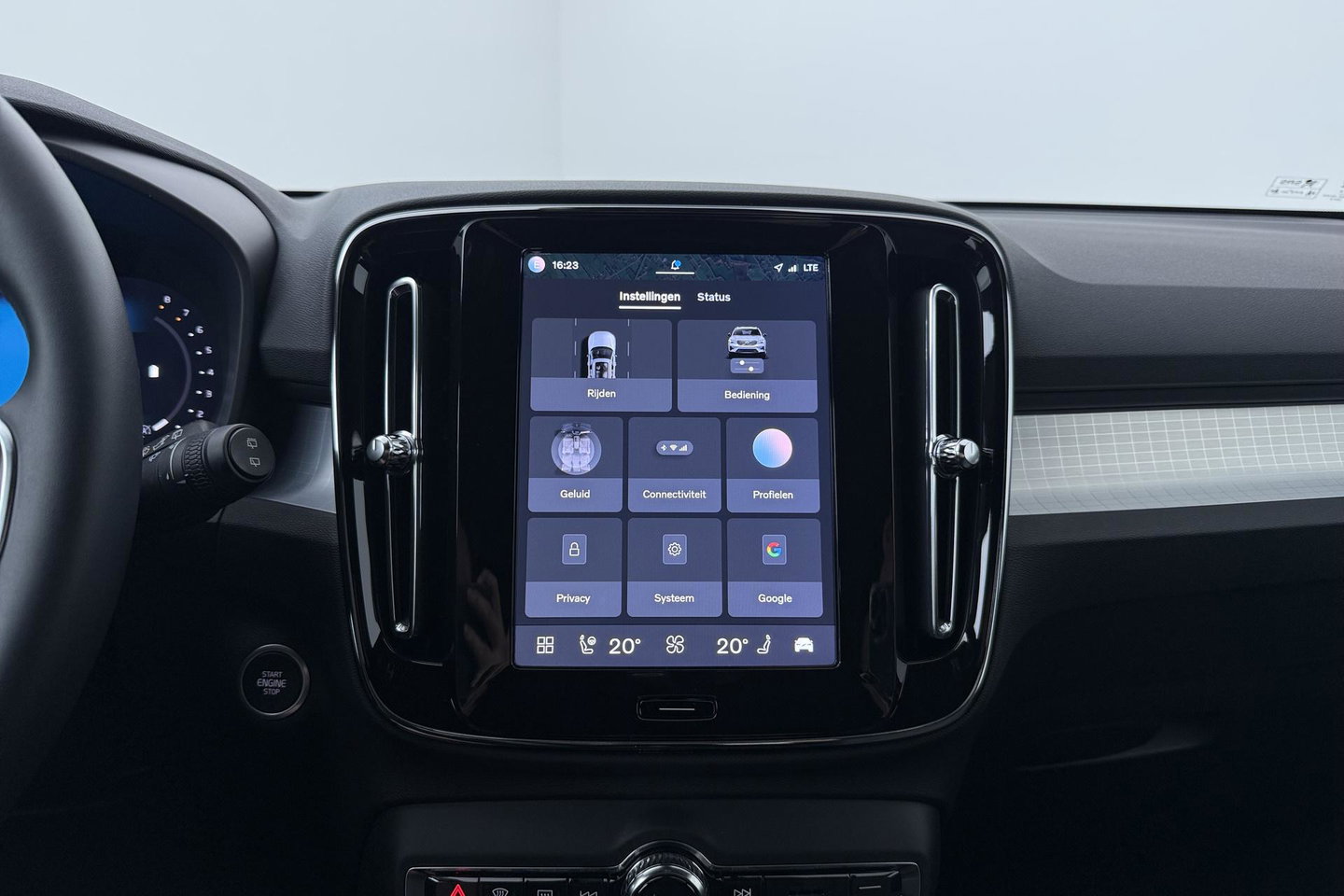 Volvo XC40 2.0 B3 Plus Black Edition | Harman/Kardon | Camera | Stoel+Stuurverwarming | Memory | Keyless | 20 Inch