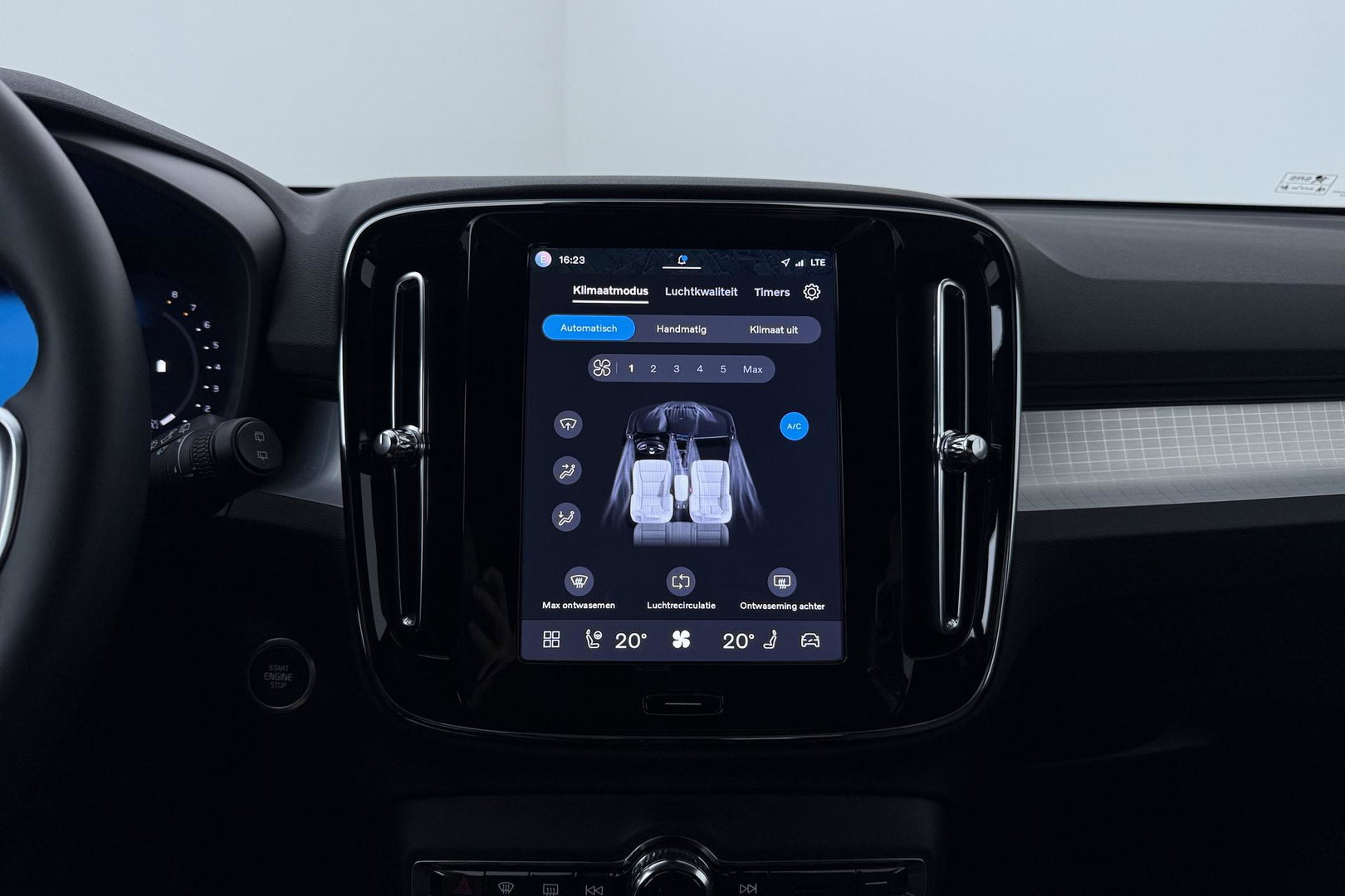 Volvo XC40 2.0 B3 Plus Black Edition | Harman/Kardon | Camera | Stoel+Stuurverwarming | Memory | Keyless | 20 Inch