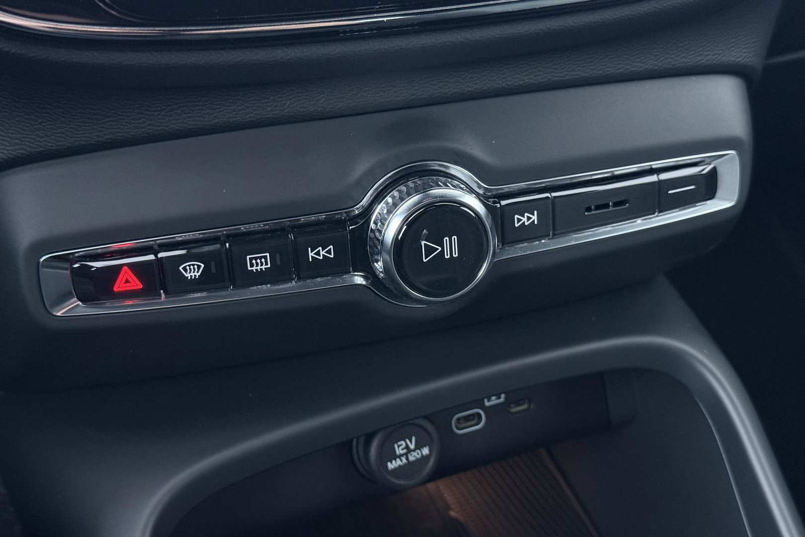 Volvo XC40 2.0 B3 Plus Black Edition | Harman/Kardon | Camera | Stoel+Stuurverwarming | Memory | Keyless | 20 Inch