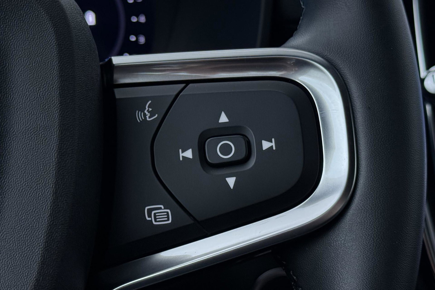 Volvo XC40 2.0 B3 Plus Black Edition | Harman/Kardon | Camera | Stoel+Stuurverwarming | Memory | Keyless | 20 Inch