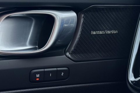 Volvo XC40 2.0 B3 Plus Black Edition | Harman/Kardon | Camera | Stoel+Stuurverwarming | Memory | Keyless | 20 Inch