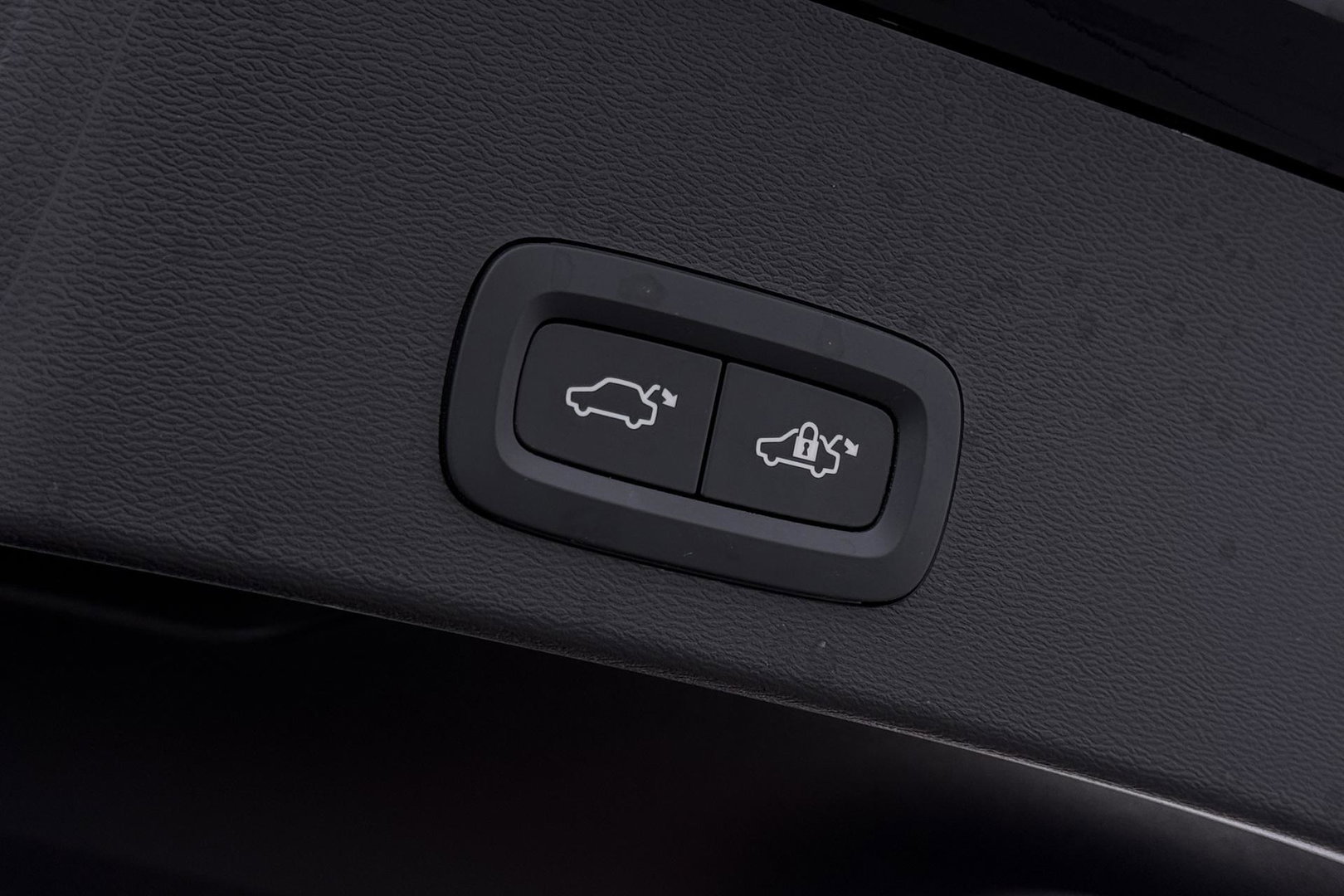 Volvo XC40 2.0 B3 Plus Black Edition | Harman/Kardon | Camera | Stoel+Stuurverwarming | Memory | Keyless | 20 Inch