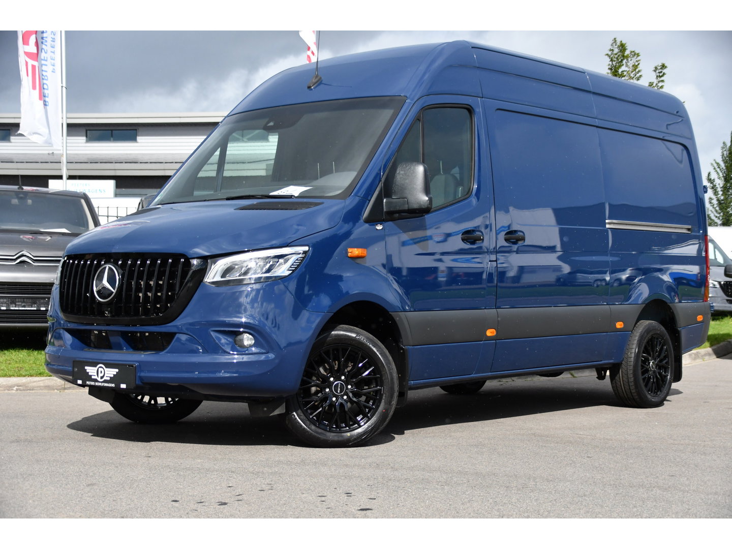 Mercedes-Benz Sprinter 317 1.9 CDI L2H2 RWD AMG Edition Adaptieve Cruise, 360 Camera, Carplay, 2 x Schuifdeur, LED, Automaat, 170pk 3500kg Trekhaak, Uniek!