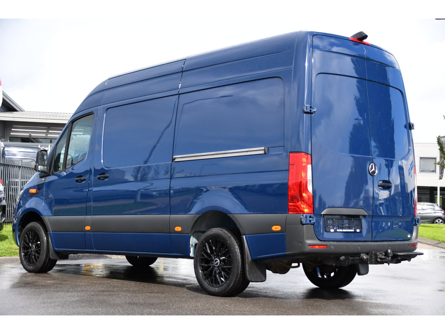 Mercedes-Benz Sprinter 317 1.9 CDI L2H2 RWD AMG Edition Adaptieve Cruise, 360 Camera, Carplay, 2 x Schuifdeur, LED, Automaat, 170pk 3500kg Trekhaak, Uniek!