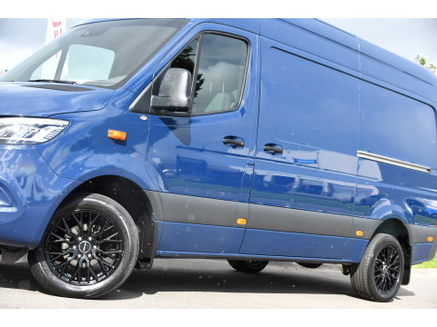 Mercedes-Benz Sprinter 317 1.9 CDI L2H2 RWD AMG Edition Adaptieve Cruise, 360 Camera, Carplay, 2 x Schuifdeur, LED, Automaat, 170pk 3500kg Trekhaak, Uniek!