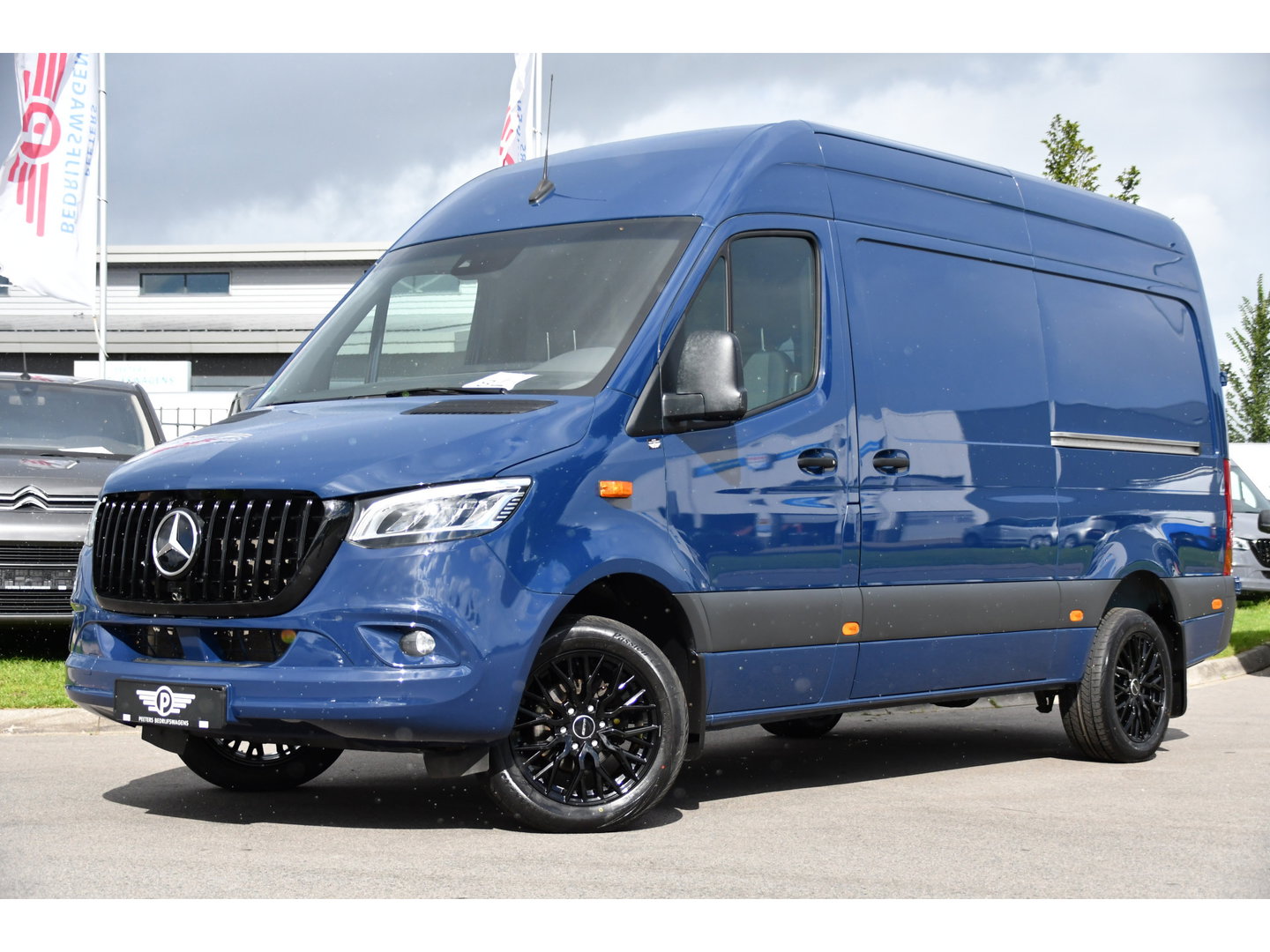 Mercedes-Benz Sprinter 317 1.9 CDI L2H2 RWD AMG Edition Adaptieve Cruise, 360 Camera, Carplay, 2 x Schuifdeur, LED, Automaat, 170pk 3500kg Trekhaak, Uniek!