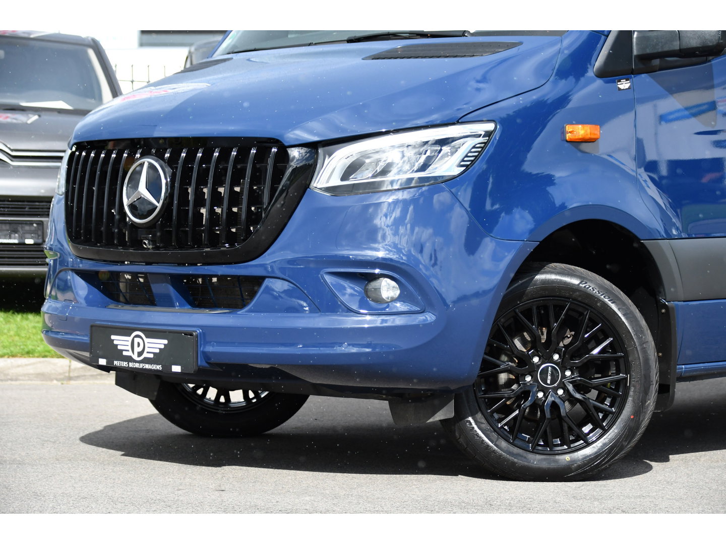 Mercedes-Benz Sprinter 317 1.9 CDI L2H2 RWD AMG Edition Adaptieve Cruise, 360 Camera, Carplay, 2 x Schuifdeur, LED, Automaat, 170pk 3500kg Trekhaak, Uniek!