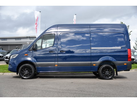 Mercedes-Benz Sprinter 317 1.9 CDI L2H2 RWD AMG Edition Adaptieve Cruise, 360 Camera, Carplay, 2 x Schuifdeur, LED, Automaat, 170pk 3500kg Trekhaak, Uniek!