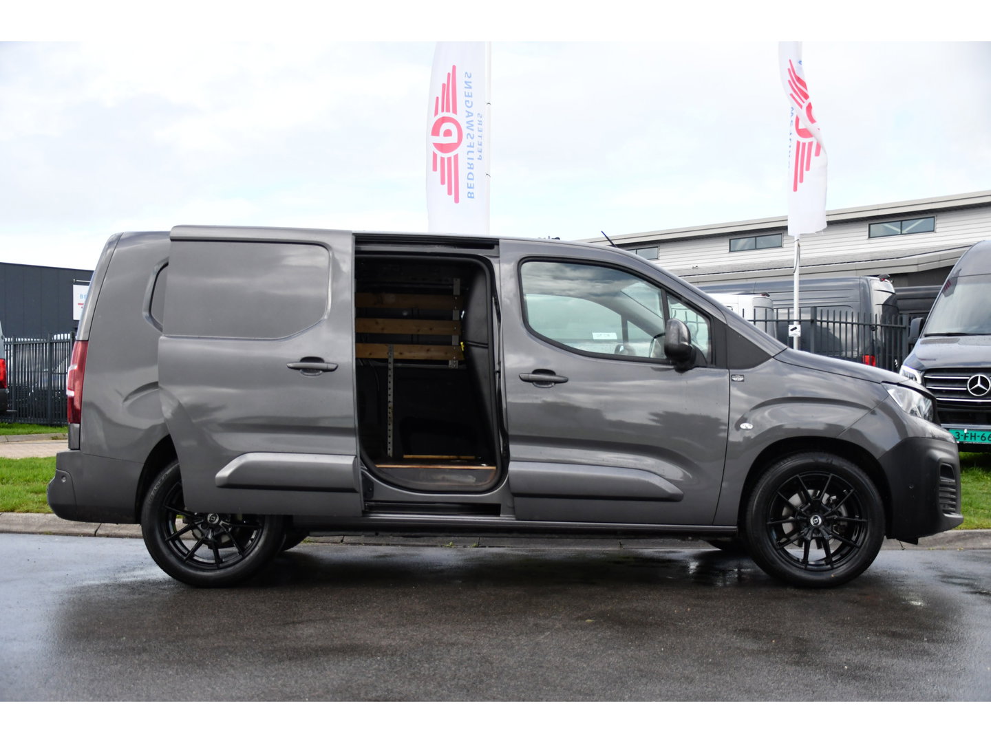 Peugeot Partner 1.5 BlueHDI L2 PB Edition Camera, Cruise, Carplay, Trekhaak, Sensoren, 130pk, Automaat, Multimedia, Uniek!