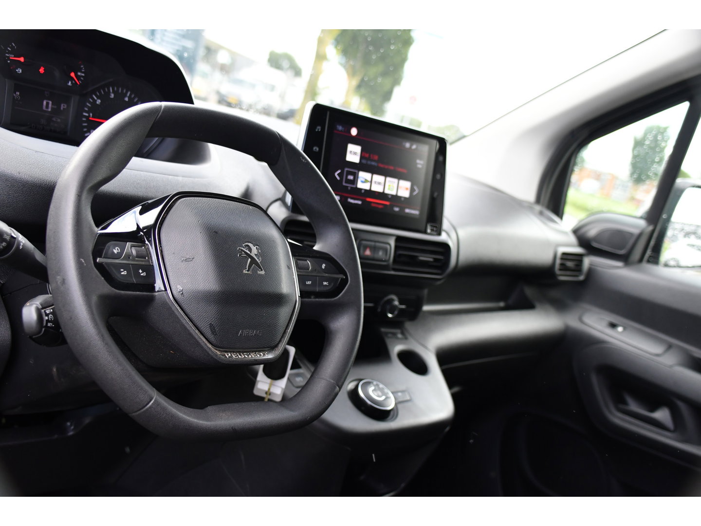 Peugeot Partner 1.5 BlueHDI L2 PB Edition Camera, Cruise, Carplay, Trekhaak, Sensoren, 130pk, Automaat, Multimedia, Uniek!