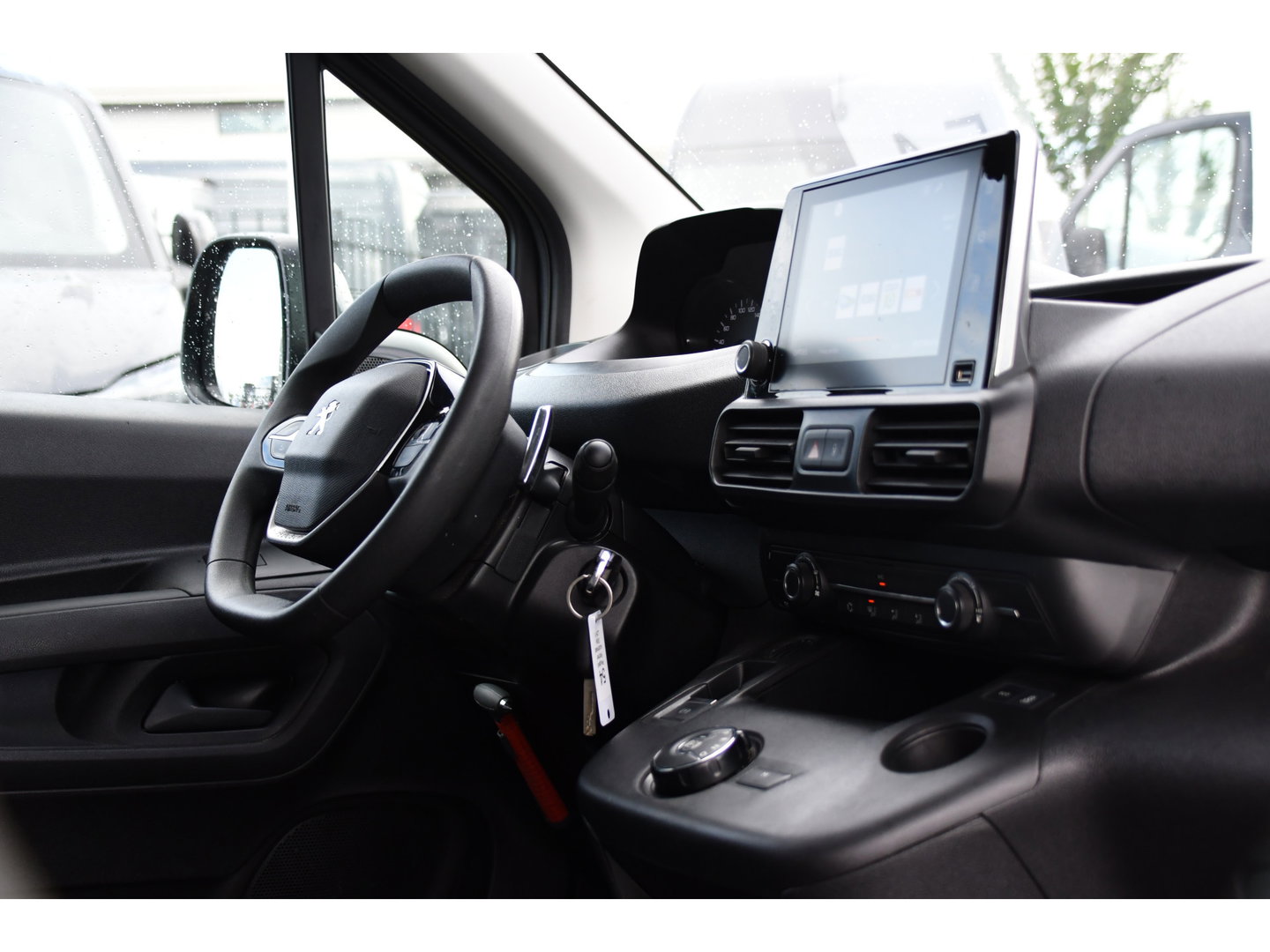 Peugeot Partner 1.5 BlueHDI L2 PB Edition Camera, Cruise, Carplay, Trekhaak, Sensoren, 130pk, Automaat, Multimedia, Uniek!