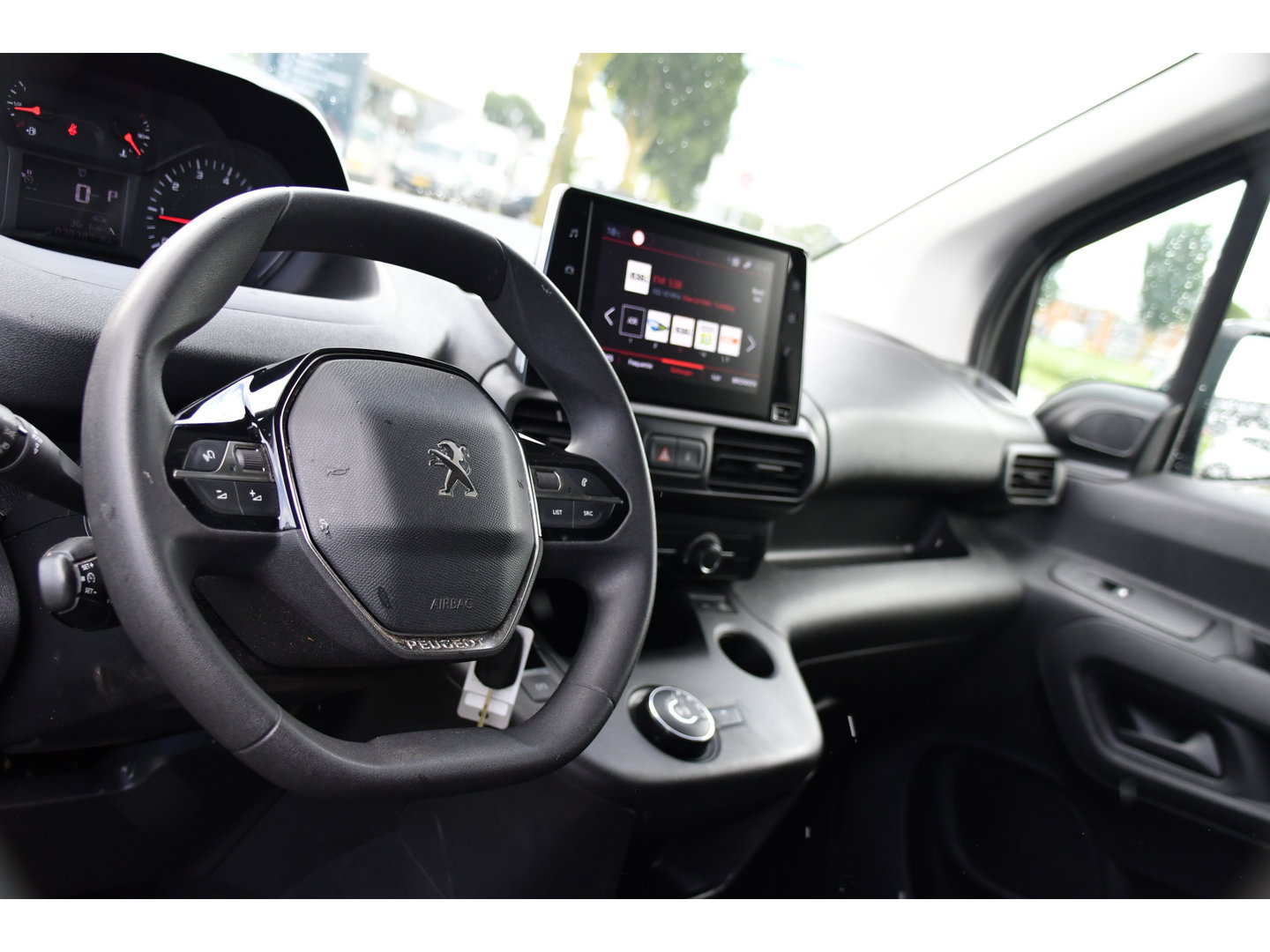Peugeot Partner 1.5 BlueHDI L2 PB Edition Camera, Cruise, Carplay, Trekhaak, Sensoren, 130pk, Automaat, Multimedia, Uniek!