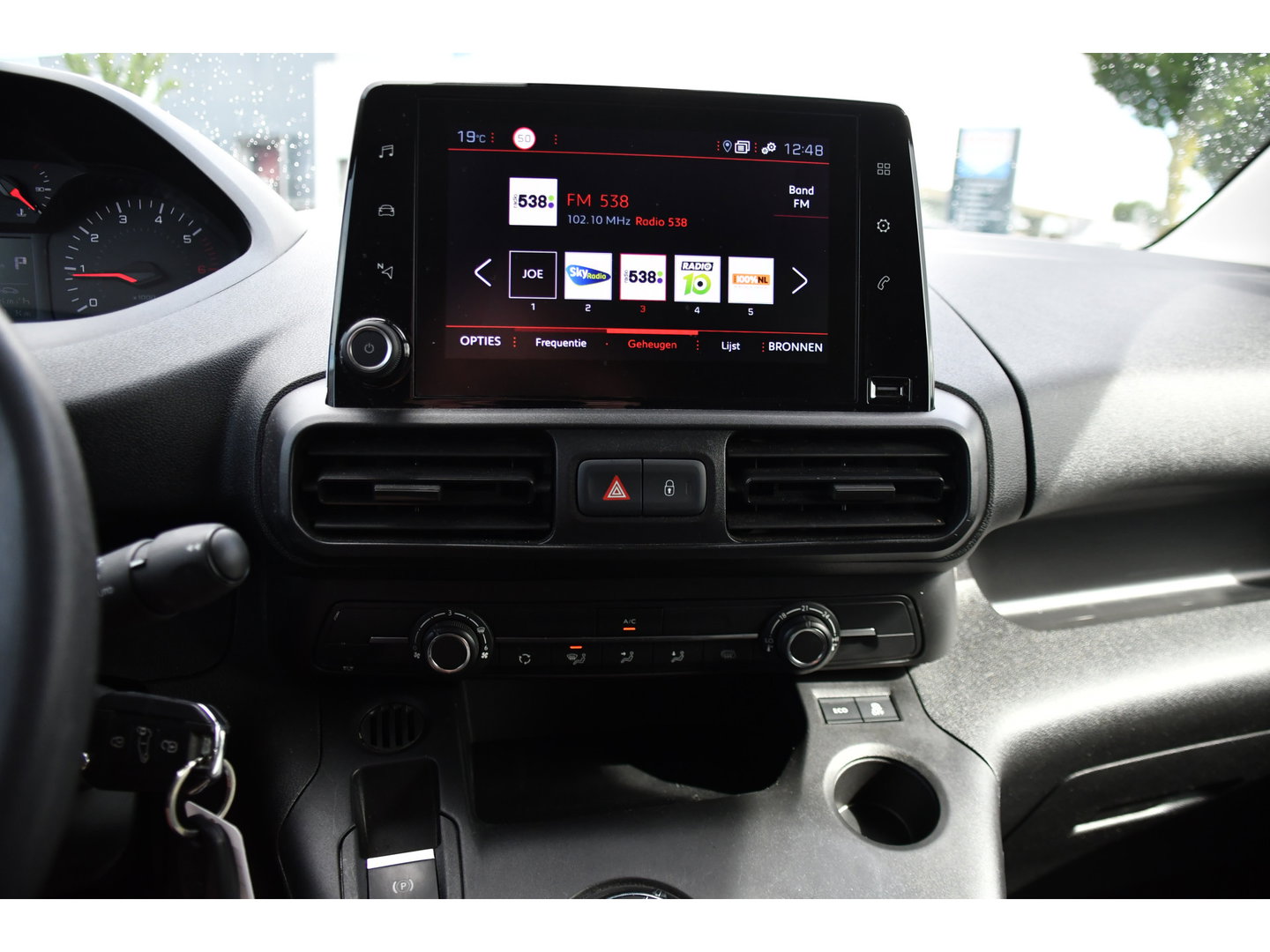 Peugeot Partner 1.5 BlueHDI L2 PB Edition Camera, Cruise, Carplay, Trekhaak, Sensoren, 130pk, Automaat, Multimedia, Uniek!