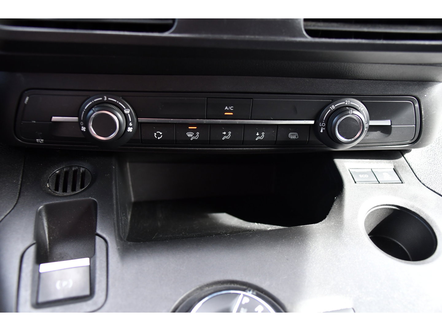 Peugeot Partner 1.5 BlueHDI L2 PB Edition Camera, Cruise, Carplay, Trekhaak, Sensoren, 130pk, Automaat, Multimedia, Uniek!