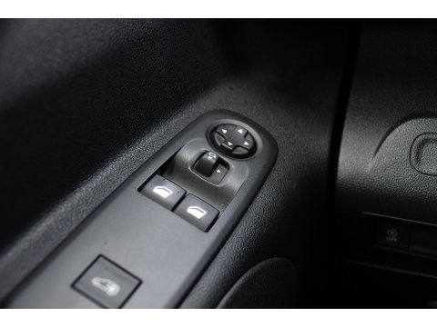 Peugeot Partner 1.5 BlueHDI L2 PB Edition Camera, Cruise, Carplay, Trekhaak, Sensoren, 130pk, Automaat, Multimedia, Uniek!