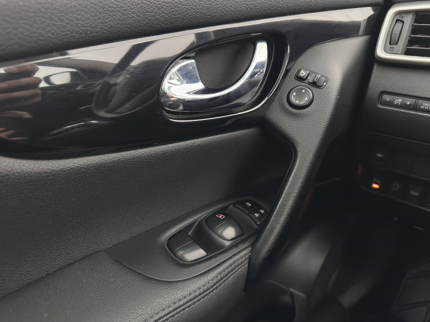 Nissan QASHQAI 1.2 Tekna Aut. *PANO | LEDER | NAVI-FULLMAP | Bi-LED-LIGHTS | HEATED-COMFORTSEATS | NISSAN-CONNECT | TOPVIEW | ECC | PDC | BLINDSPOT | ADAPTIVE-CRUISE | TOWBAR | AMBIENTLIGHT | KEYLESS | DAB | 19"ALU*