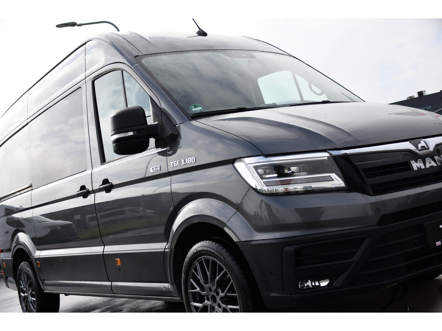 MAN TGE 3.180 35 2.0 L3H3 4x4 PB Edition Camera, Cruise, Carplay, LED, Trekhaak, 177pk, Automaat, Sensoren, Stoelverwarming, Uniek!