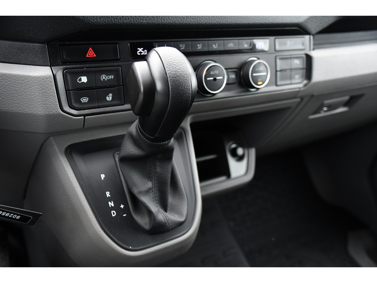 Volkswagen Crafter 35 2.0 TDI L3H2 Highline PB Edition Adaptieve Cruise, Camera, Carplay, Clima, LED, Stoelverwarming, Multimedia, Sensoren, Uniek!