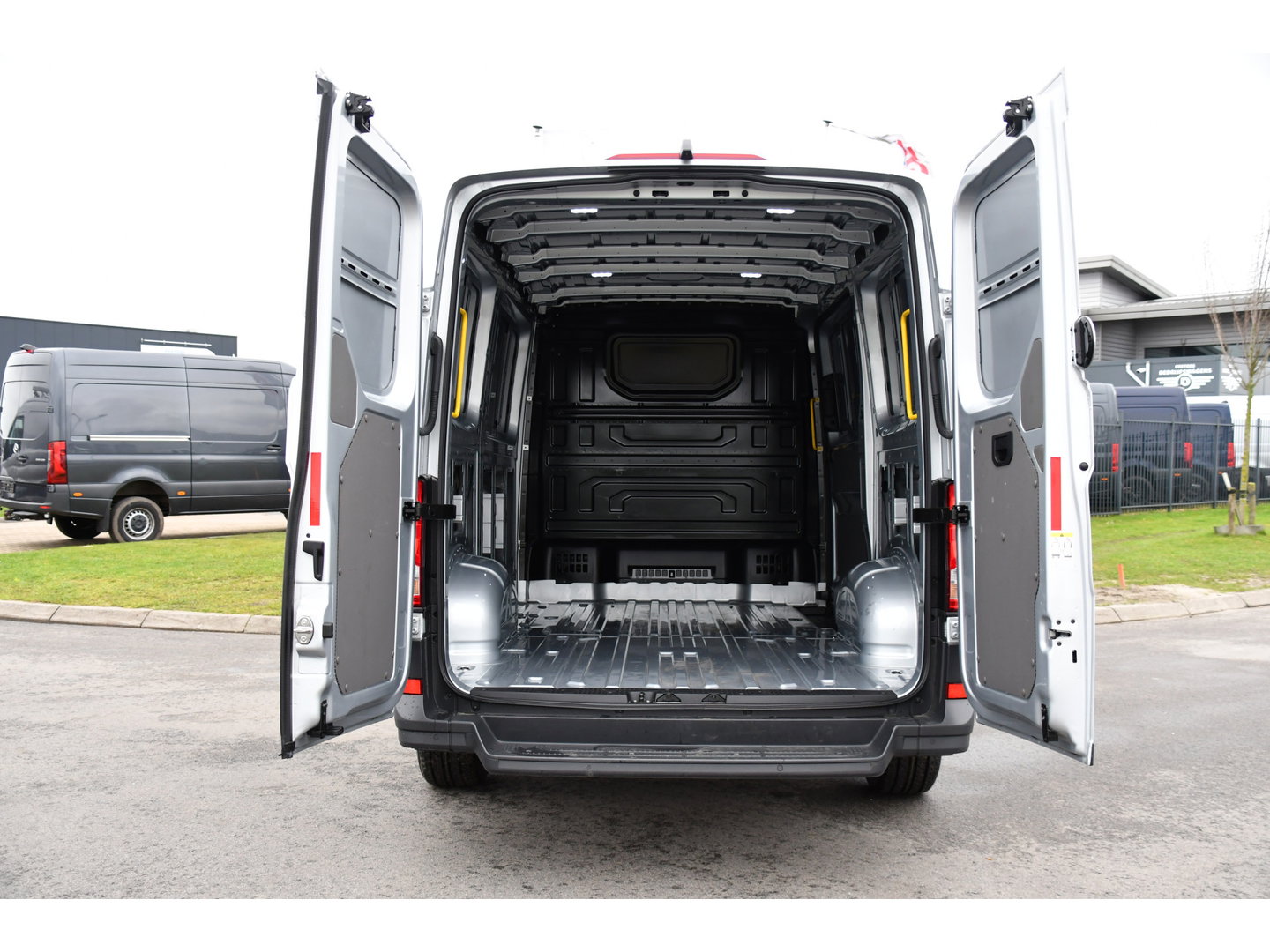 Volkswagen Crafter 35 2.0 TDI L3H2 Highline PB Edition Adaptieve Cruise, Camera, Carplay, Clima, LED, Stoelverwarming, Multimedia, Sensoren, Uniek!