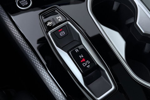 Audi A6 Avant TDI 150 kW Edition One S-tronic Avant | Panoramadak | 360° camera | Matrix LED | Passenger Display | Tech Plus | Sportstoelen | Stoelverwarming | ACC