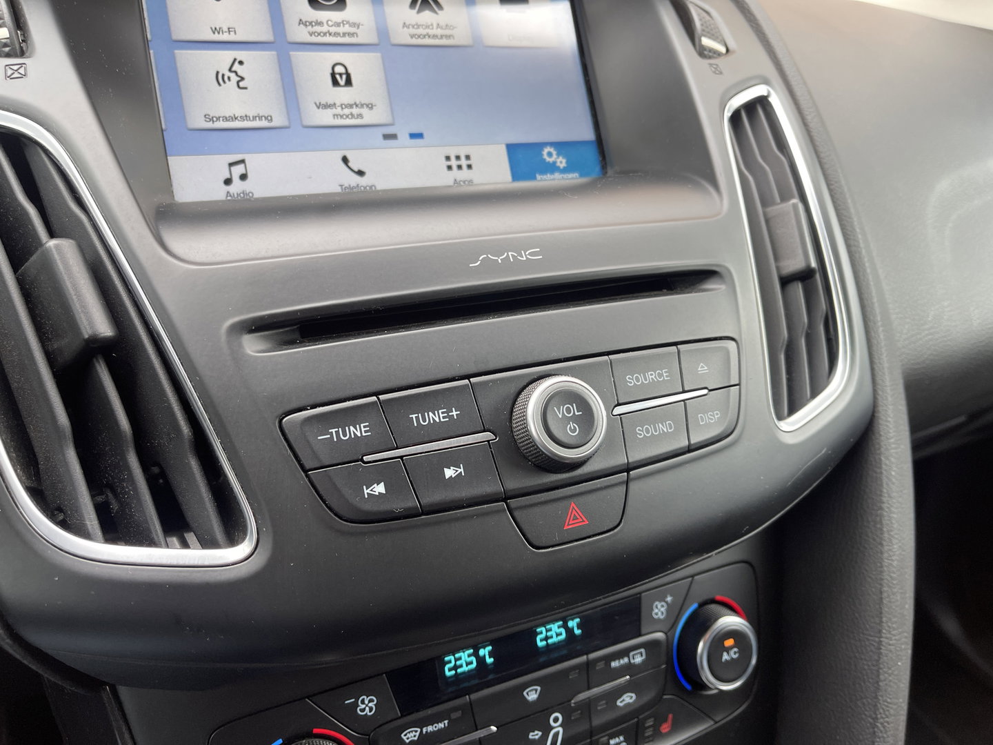 Ford FOCUS Wagon 1.0 Lease Edition | Trekhaak | Keyless Go/Entry | Airconditioning | Stoel- en stuurverwarming | Bluetooth | Voorruitverwarming |