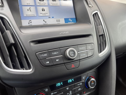 Ford FOCUS Wagon 1.0 Lease Edition | Trekhaak | Keyless Go/Entry | Airconditioning | Stoel- en stuurverwarming | Bluetooth | Voorruitverwarming |