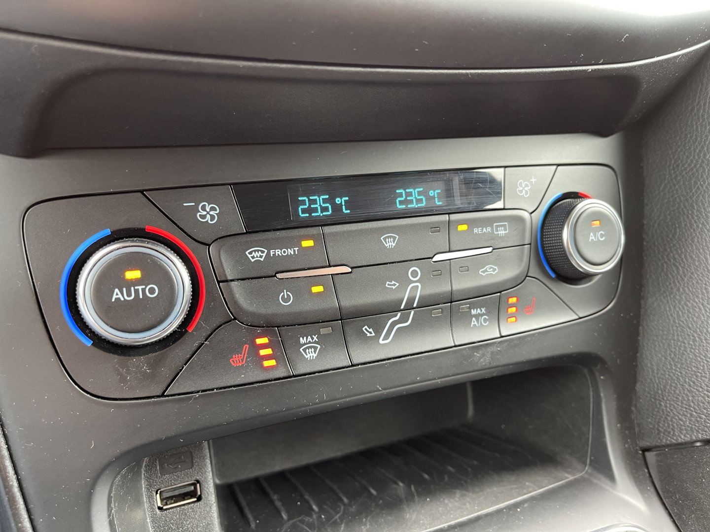 Ford FOCUS Wagon 1.0 Lease Edition | Trekhaak | Keyless Go/Entry | Airconditioning | Stoel- en stuurverwarming | Bluetooth | Voorruitverwarming |