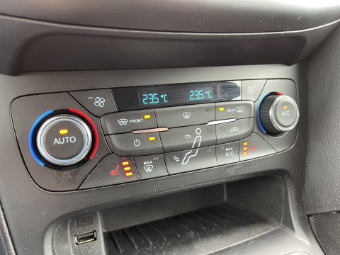Ford FOCUS Wagon 1.0 Lease Edition | Trekhaak | Keyless Go/Entry | Airconditioning | Stoel- en stuurverwarming | Bluetooth | Voorruitverwarming |