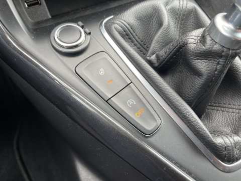 Ford FOCUS Wagon 1.0 Lease Edition | Trekhaak | Keyless Go/Entry | Airconditioning | Stoel- en stuurverwarming | Bluetooth | Voorruitverwarming |
