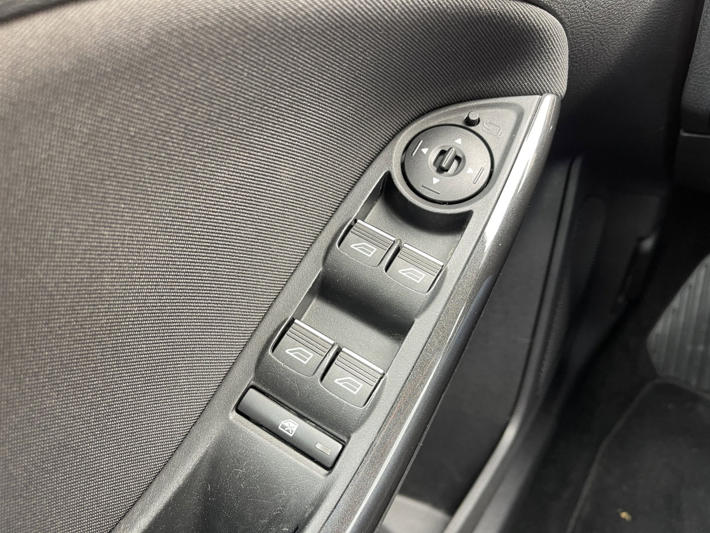 Ford FOCUS Wagon 1.0 Lease Edition | Trekhaak | Keyless Go/Entry | Airconditioning | Stoel- en stuurverwarming | Bluetooth | Voorruitverwarming |