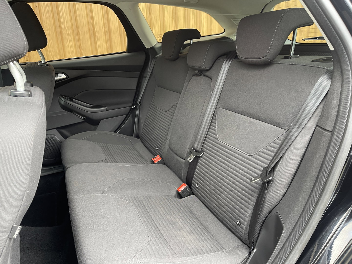 Ford FOCUS Wagon 1.0 Lease Edition | Trekhaak | Keyless Go/Entry | Airconditioning | Stoel- en stuurverwarming | Bluetooth | Voorruitverwarming |