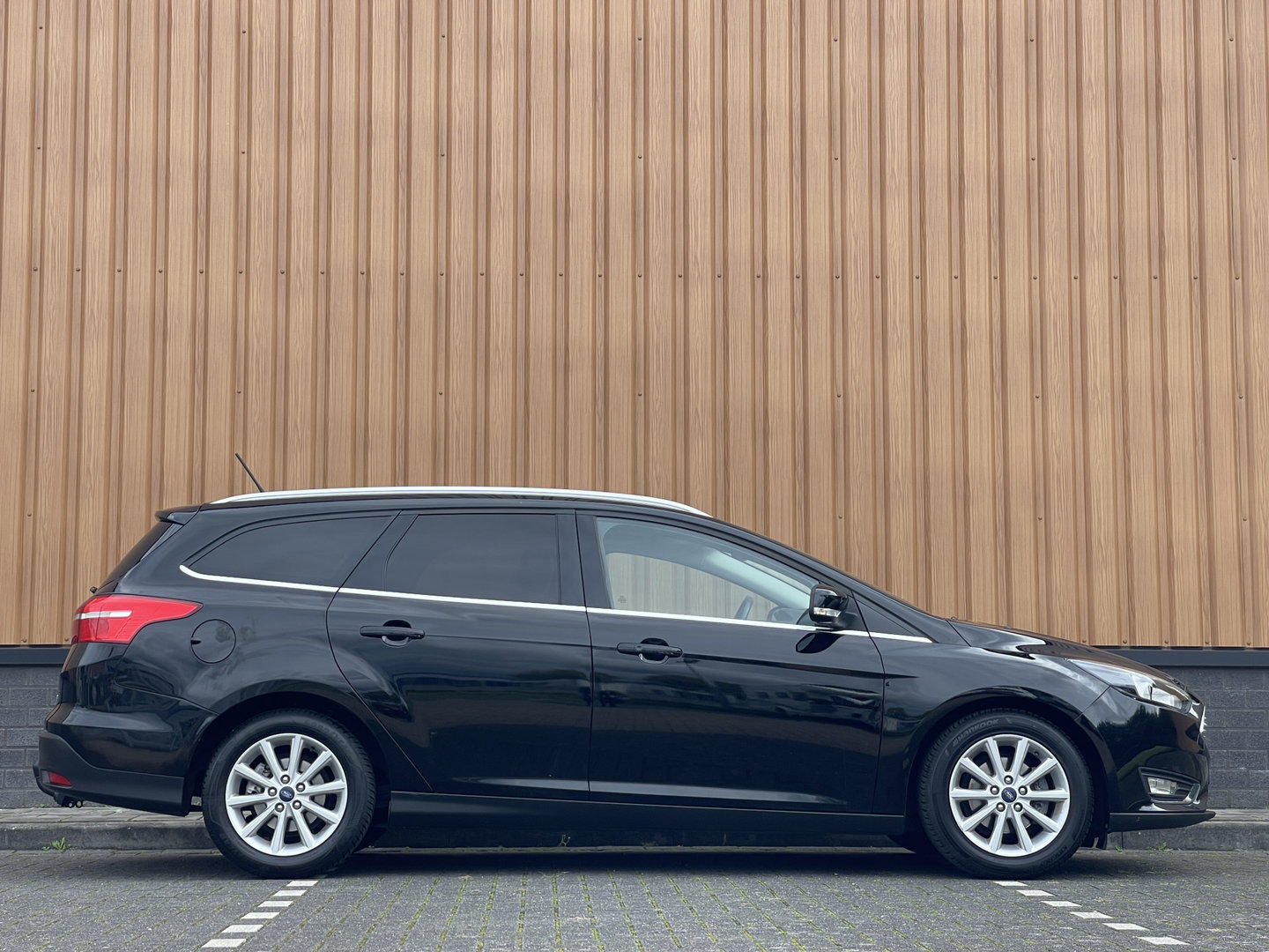 Ford FOCUS Wagon 1.0 Lease Edition | Trekhaak | Keyless Go/Entry | Airconditioning | Stoel- en stuurverwarming | Bluetooth | Voorruitverwarming |