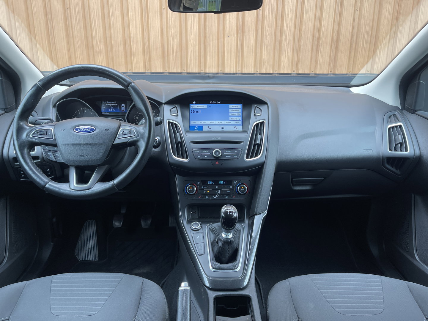 Ford FOCUS Wagon 1.0 Lease Edition | Trekhaak | Keyless Go/Entry | Airconditioning | Stoel- en stuurverwarming | Bluetooth | Voorruitverwarming |